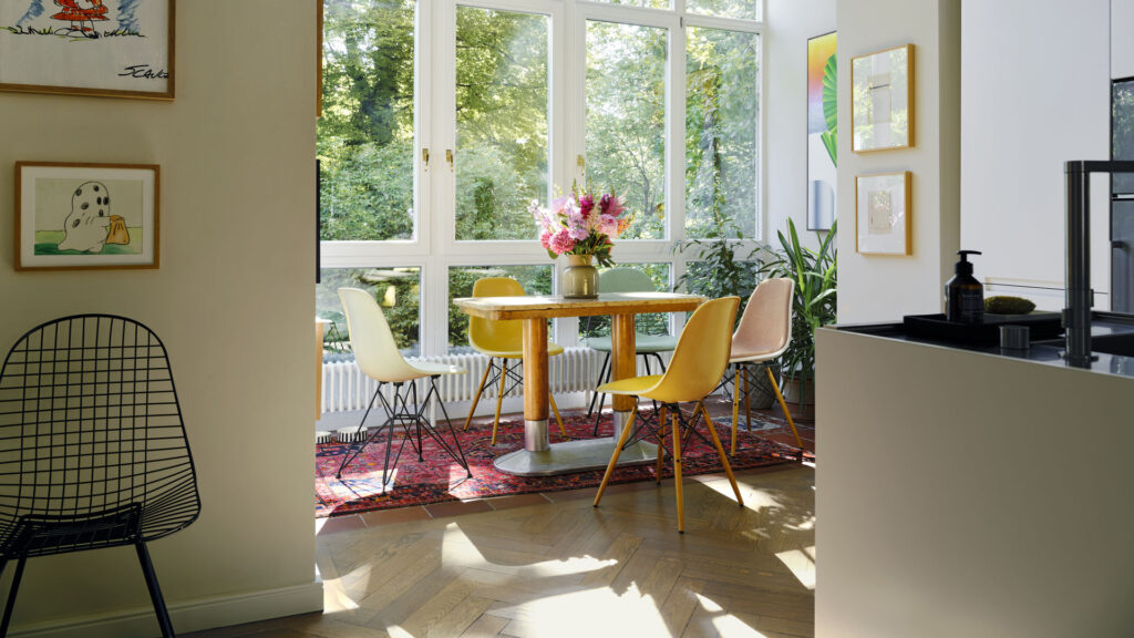 Eames plastic side chair re dsw